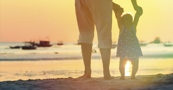Criança caminhando na praia